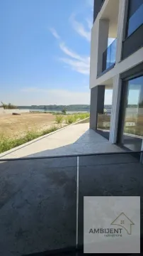 Pogled sa terase na reku i okolni pejzaž. - image 13