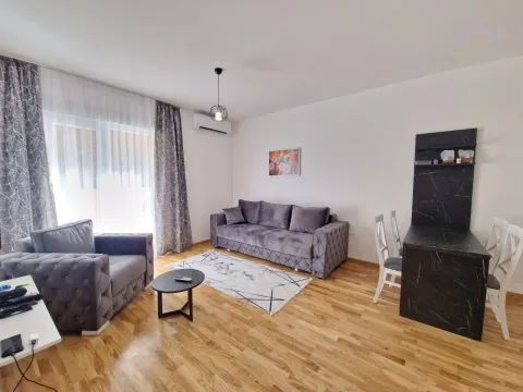 Dnevna soba sa garniturom, stočićem i trpezarijskim stolom. - image 2