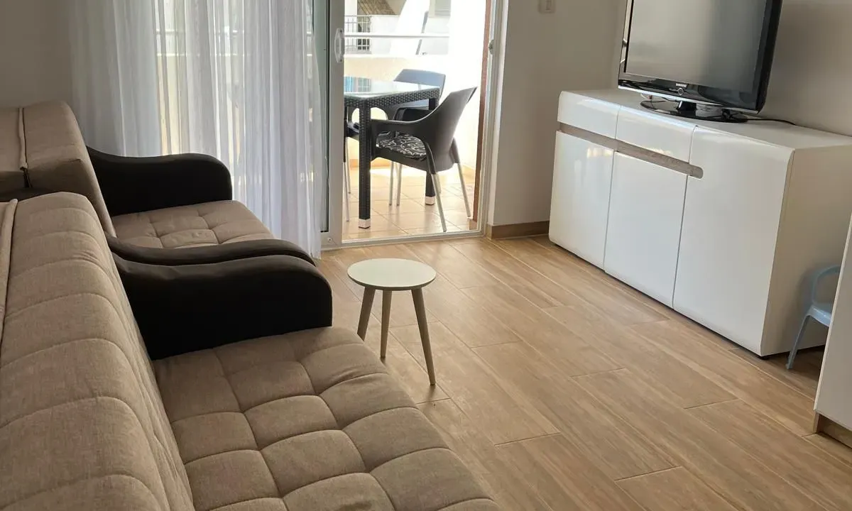 Izdavanje, jednosoban stan, 47m², Bečići, Budva