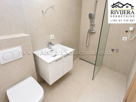 Moderno opremljeno kupatilo sa tuš kabinom i umivaonikom. - image 3