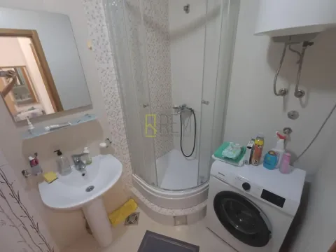 Manje kupatilo sa tuš kabinom, umivaonikom i veš mašinom. - image 8
