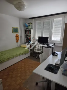 Dečja soba sa krevetom i radnim stolom. - image 9