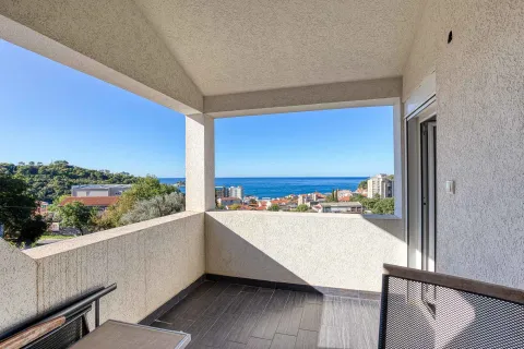 Natkriveni balkon sa pogledom na grad i more. - image 14