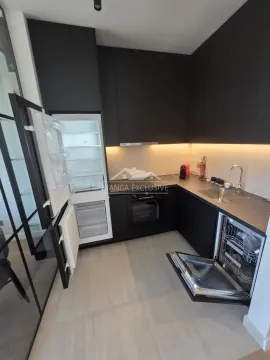 Moderna crna kuhinja sa otvorenim frižiderom i mašinom za sudove. - image 5
