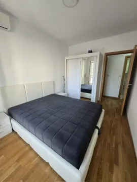 Spavaća soba sa bračnim krevetom, bijelim garderoberom i drvenim podom. - image 6