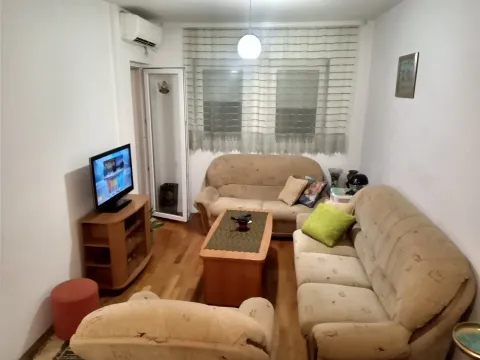 Dnevna soba sa garniturom za sjedenje, klub stolom i televizorom. - image 9