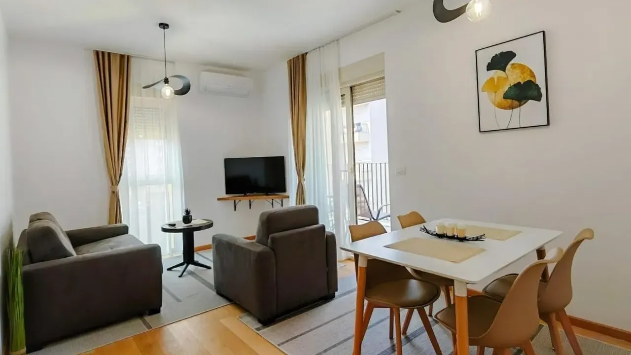 Izdavanje, jednosoban stan, 45m², Centar, Budva