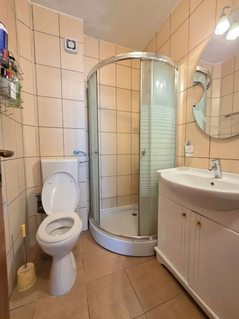 Kompaktno kupatilo sa tuš kabinom, umivaonikom i wc šoljom.
