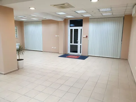 Spacious and bright empty commercial space with tiled flooring. - image 4