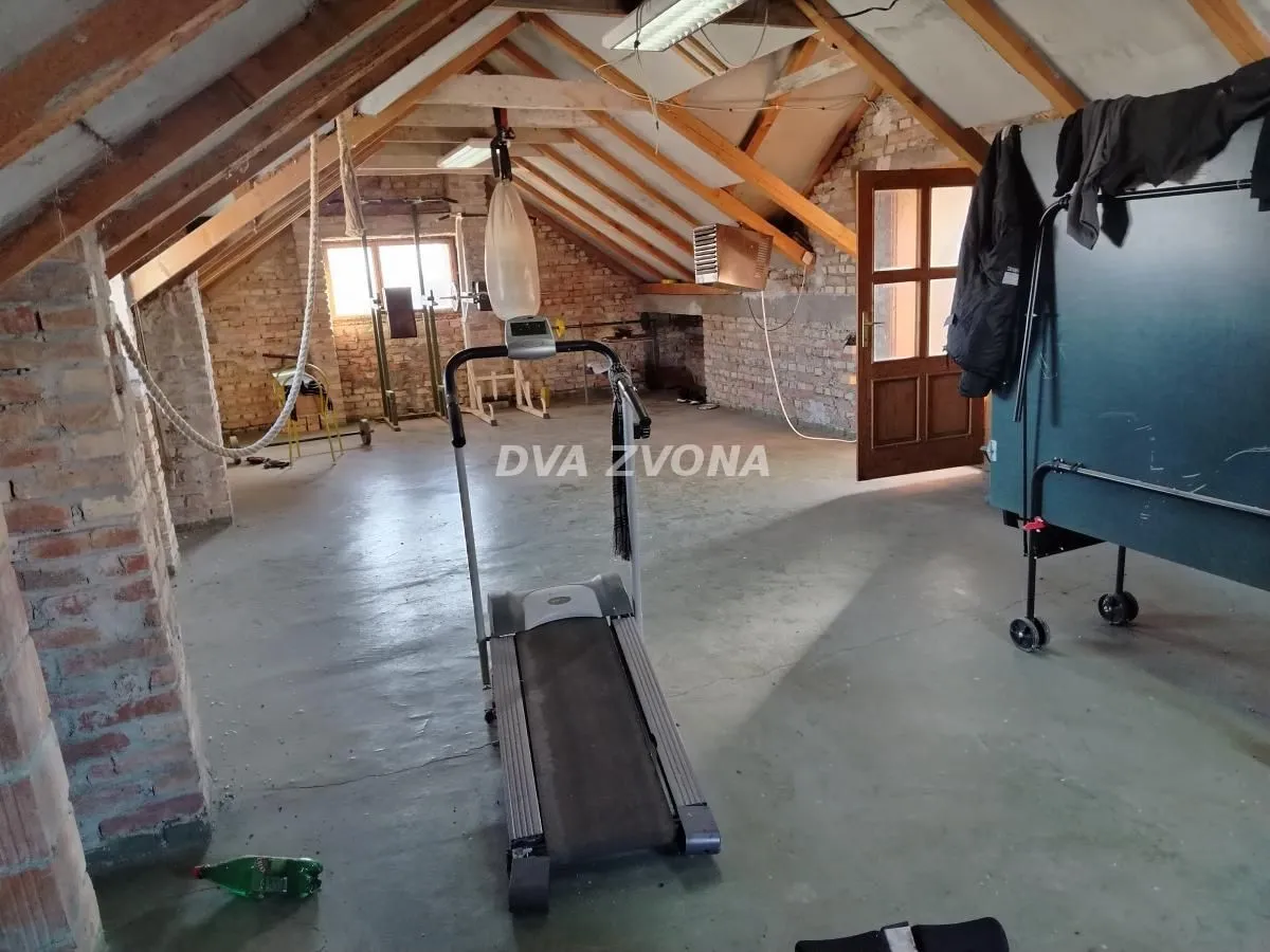 Prodaja, kuća, 170m², Centar, Inđija