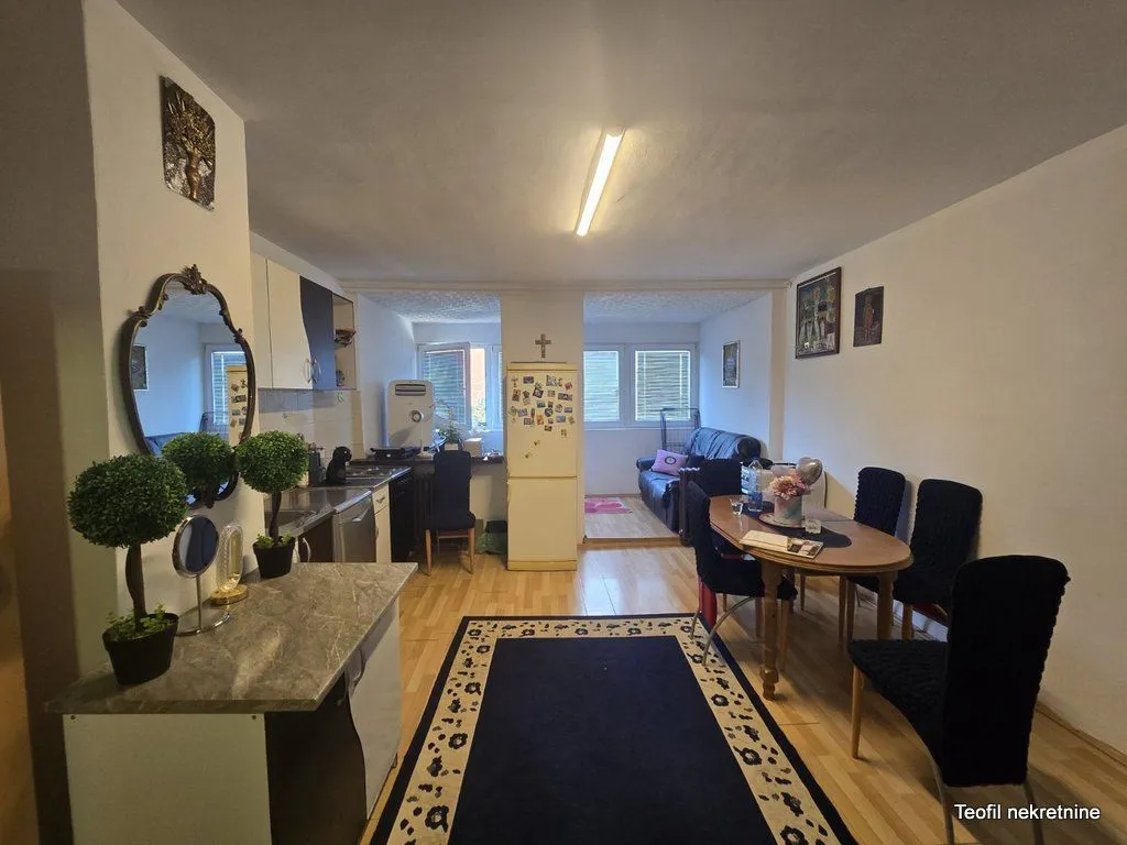 Pregled otvorenog prostora sa kuhinjom, trpezarijom i delom za sedenje.