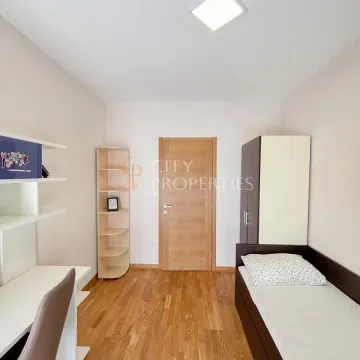 Dječja soba sa krevetom, radnim stolom, ormarom i drvenim podom. - image 6