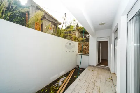 Natkriveni balkon sa popločanim podom i pogledom na dvorište. - image 9