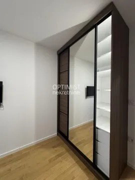 Spavaća soba sa velikim ugradnim garderoberom sa kliznim vratima i ogledalom. - image 5