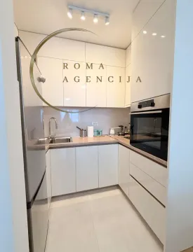 Moderna bijela kuhinja sa ugrađenom rernom i elementima. - image 3