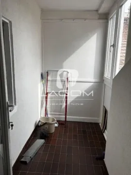 Zastakljeni balkon sa podnim pločicama i priborom za čišćenje. - image 21