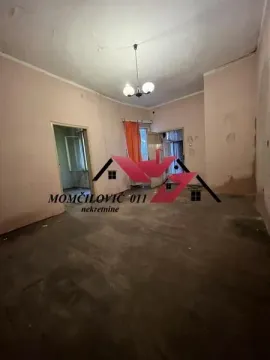 Prazna prostorija u izvornom stanju sa prolazom u druge prostorije. - image 8