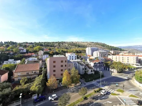 Pogled iz stana na gradski pejzaž i okolne objekte. - image 9