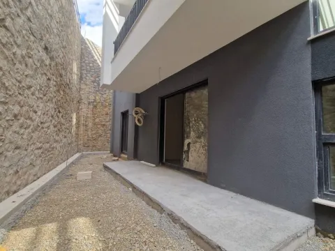Pogled na spoljašnji dio objekta sa terasom i dvorištem u izgradnji. - image 23