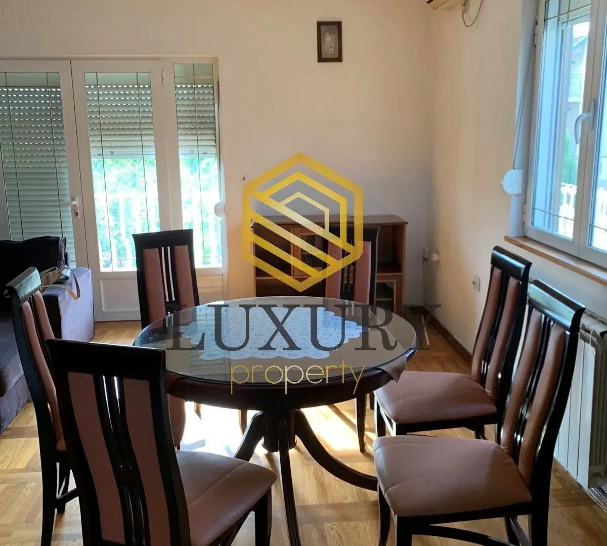 Izdavanje, kuća, 250m², Tološi, Podgorica
