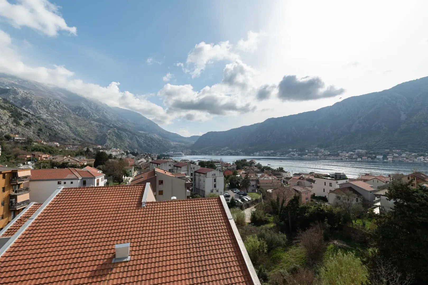 Pogled na zaliv, okolne kuće i planine sa nekretnine.