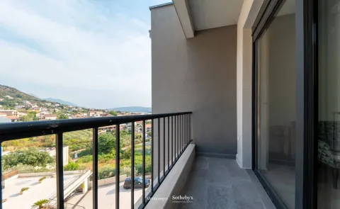 Natkriveni balkon sa pogledom na okolinu i naselje. - image 13