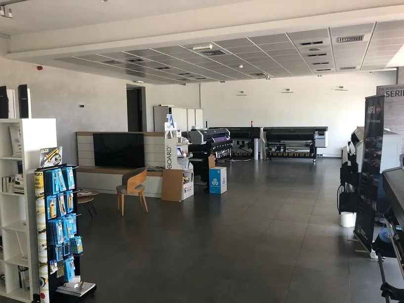 Izdavanje, poslovni prostor, 2500m², Zemun Sve Podlokacije, Beograd