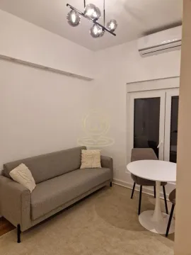 Manja dnevna soba sa sivim kaučem, trpezarijskim stolom i modernim lusterom. - image 25