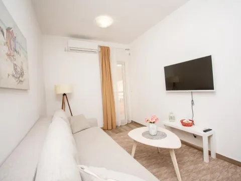 Rent, one bedroom apartment, 46m², Budva, Crna Gora - image 19