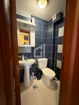 Manje kupatilo sa umivaonikom, WC šoljom i plavim zidnim pločicama. - image 13