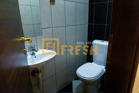 Manje kupatilo sa umivaonikom i toalet šoljom. - image 22