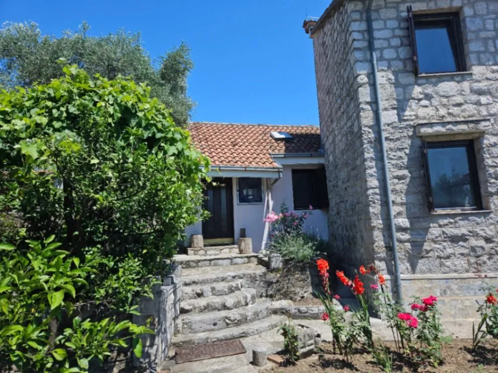 Rent, house, 90m², Brdišta, Tivat
