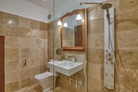 Kupatilo sa tuš kabinom, lavaboom i ogledalom sa drvenim okvirom. - image 20