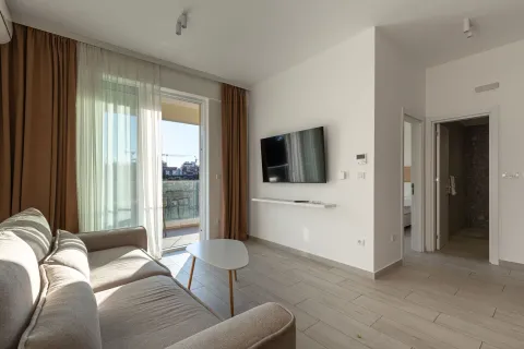 Dnevna soba sa garniturom, TV-om i izlazom na terasu. - image 4