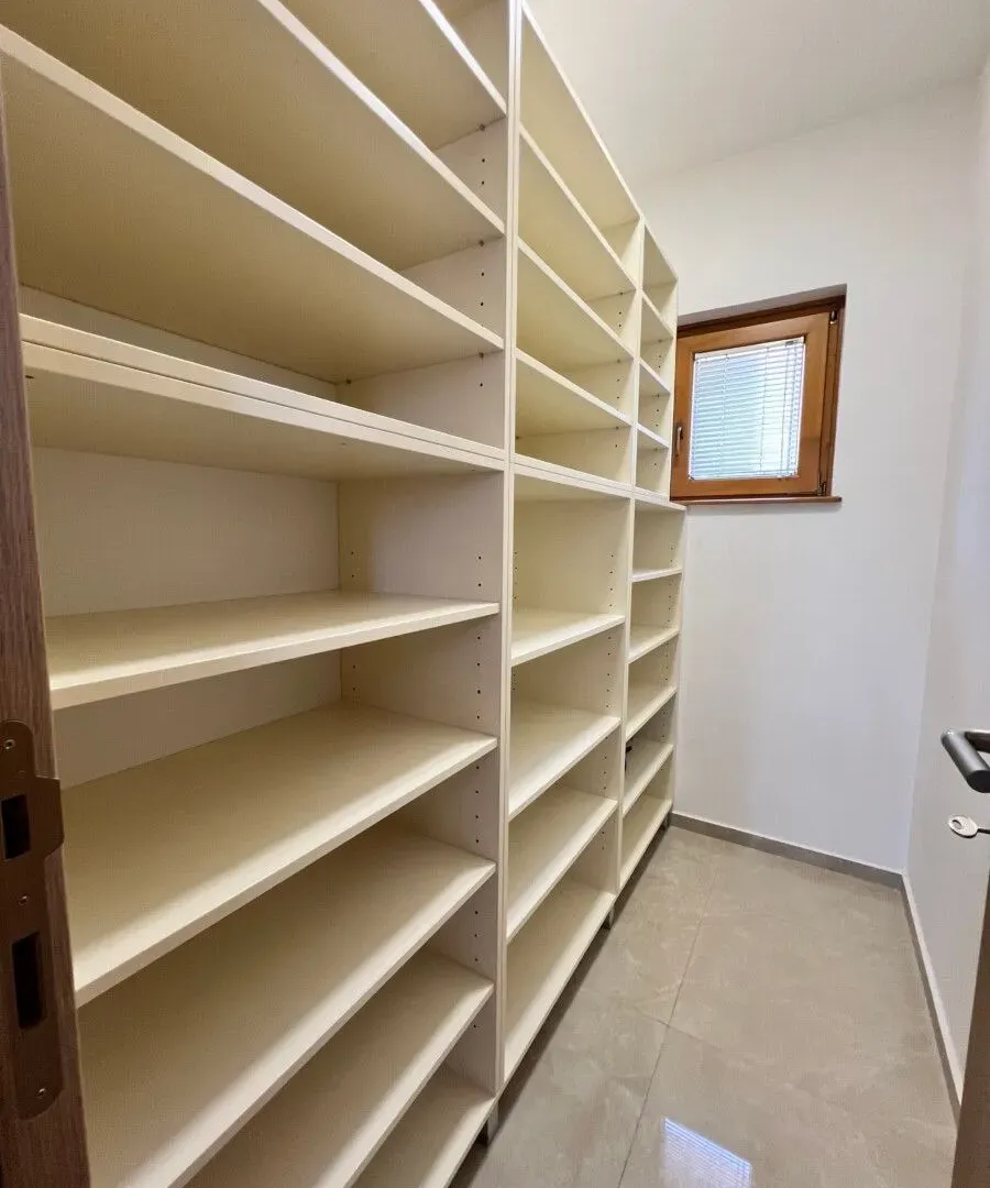 Prodaja, kuća, 200m², Rogami, Podgorica