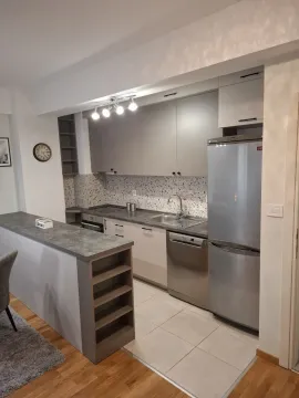 Moderna kuhinja sa sivim elementima i ugradnim aparatima. - image 14