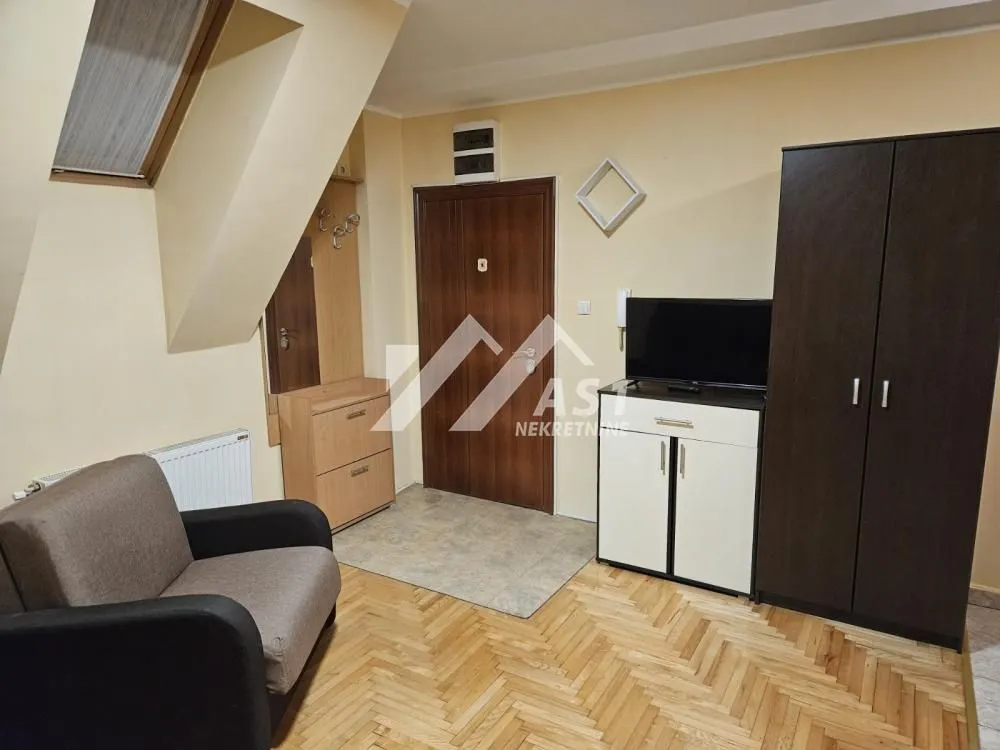 Izdavanje, stan, 27m², Centar, Novi Sad