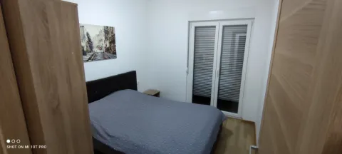 Namještena spavaća soba sa bračnim krevetom, plakarima i izlazom na terasu. - image 4