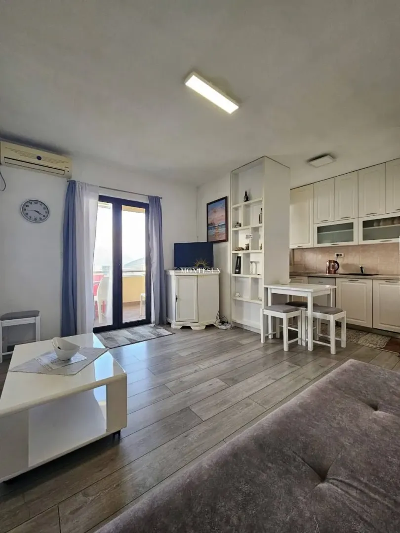 Izdavanje, trosoban stan, 100m², Gospoština, Budva