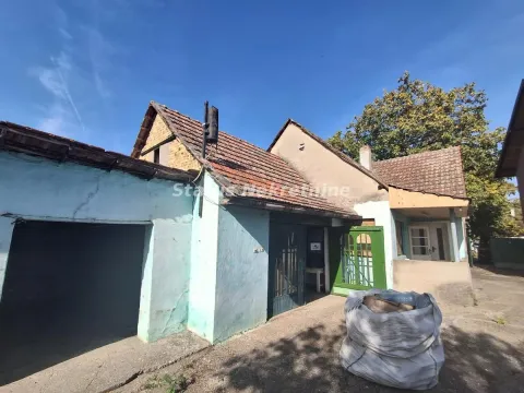 Pogled na dvorište i starije pomoćne objekte sa krovom od biber crepa. - image 7