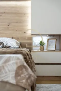 Detalj spavaće sobe sa krevetom, drvenim uzglavljem i ugradnim noćnim stočićem. - image 13