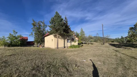 Pogled na kuću sa dvorištem i drvećem. - image 3