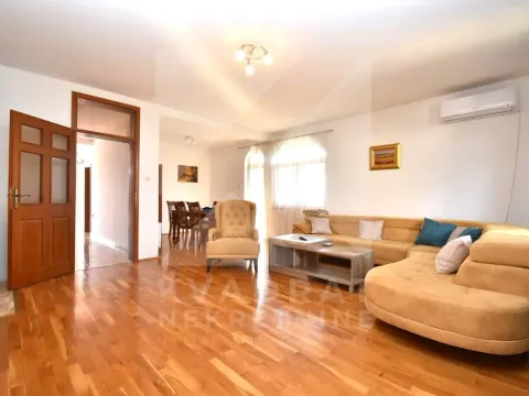 Rent, four bedroom apartment, 160m², Tološi, Podgorica - image 3