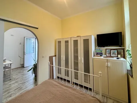 Spavaća soba sa krevetom, ormanima, komodom i televizorom. - image 5