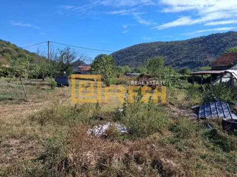 Pogled na prostrano dvorište i okolnu prirodu. - image 3