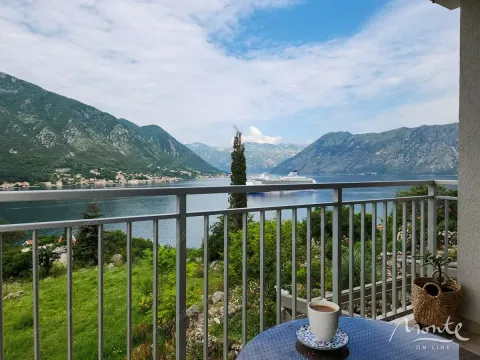 Pogled na zaliv i planine sa balkona sa stočićem i šoljom kafe. - image 4