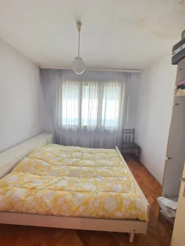 Manja spavaća soba sa bračnim krevetom, ormarom i prozorom sa zavjesama. - image 8