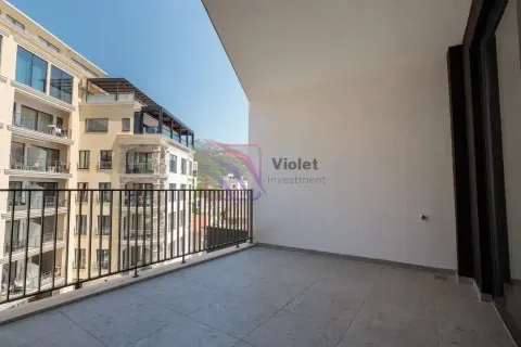 Nenamješten balkon sa pogledom na susjedne zgrade i okolinu. - image 18
