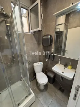Manje kupatilo sa tuš kabinom, WC šoljom i umivaonikom sa ogledalom. - image 15