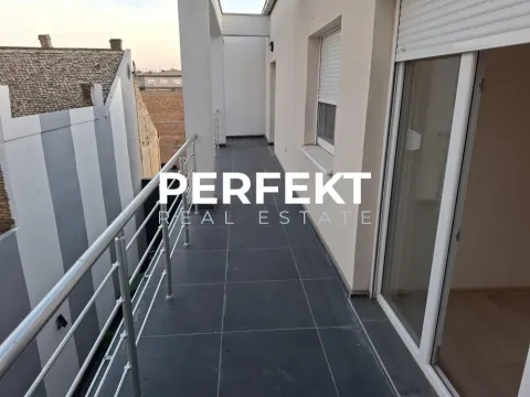 Dugačak popločani balkon sa metalnom ogradom i izlazom iz sobe. - image 15